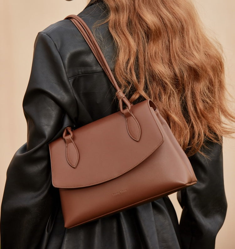 👜 Vintage Cowhide Leather Messenger Bag – Handcrafted Distressed Finish | Magnetic Closure | Timeless Square Silhouette