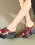 🌺 Damen-Hausschuhe aus echtem Leder mit Hibiskusblüten-Keilabsatz – Eleganter High Heel (6–8 cm) – Rot/Schwarz/Beige