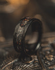 Bague en acier tungstène 8 mm – Bande plate martelée noire électrique (US 4-17)