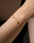 🌸✨ Silbernes Blumenarmband – Zeitlose Eleganz in voller Blüte