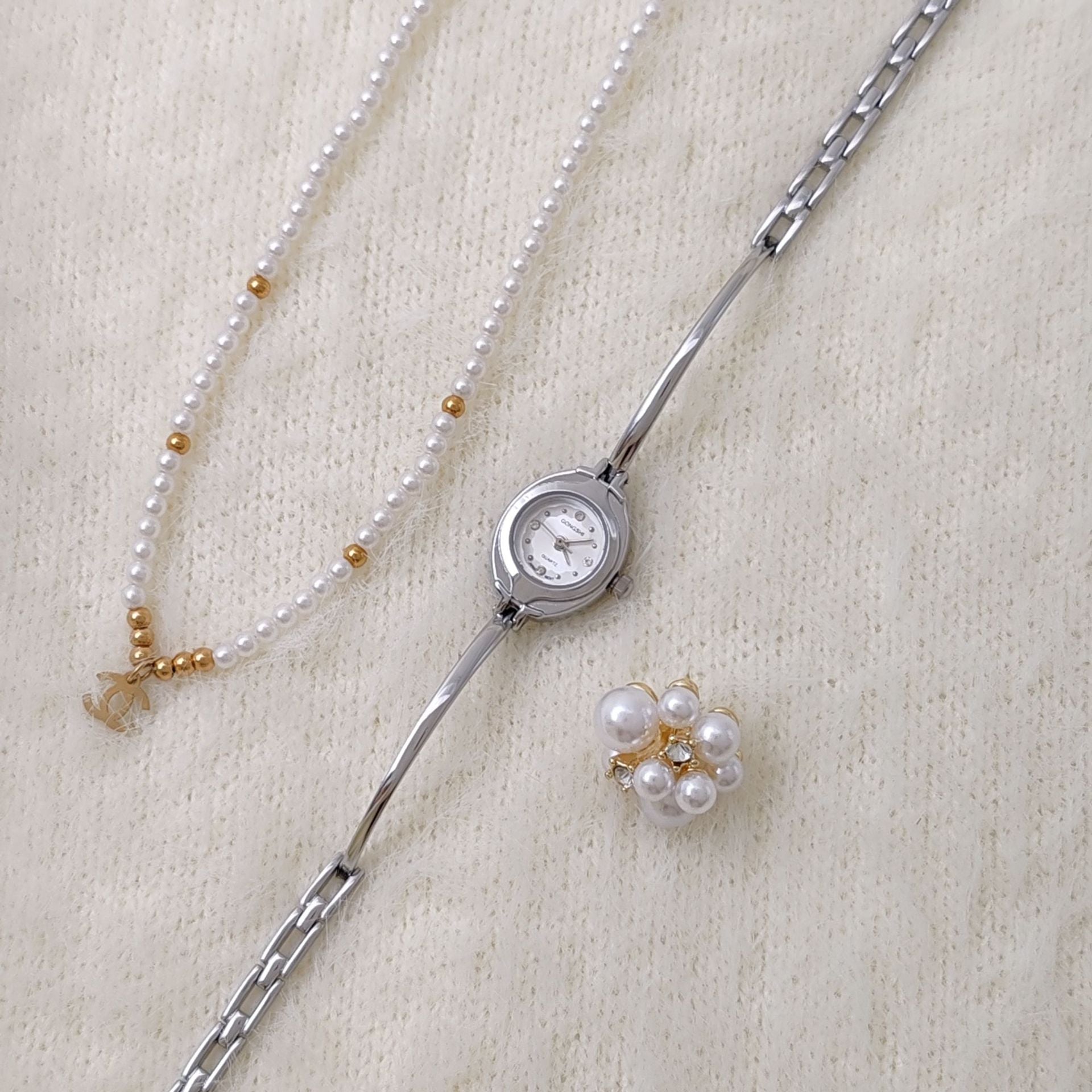 Women’s Small Bracelet Quartz Watch – Simple, Elegant & Everyday Chic