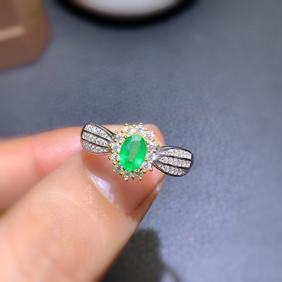 💍✨ Natural Emerald Ring – Regal Elegance for the Modern Woman