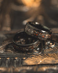 Bague en acier tungstène 8 mm – Bande plate martelée noire électrique (US 4-17)
