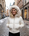 Women’s Waist-Cinching Down Jacket with Detachable Fur Collar – Short Puffer Coat with Warm Insulation, Flattering Fit & Stylish Winter Design