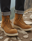 Bottes rétro américaines en daim pour homme 🇺🇸 | Cuir de vachette couleur sable 🟤 | Bottes de travail mi-hautes à talon plat ⚒️ (38-44 • Guide des tailles inclus)