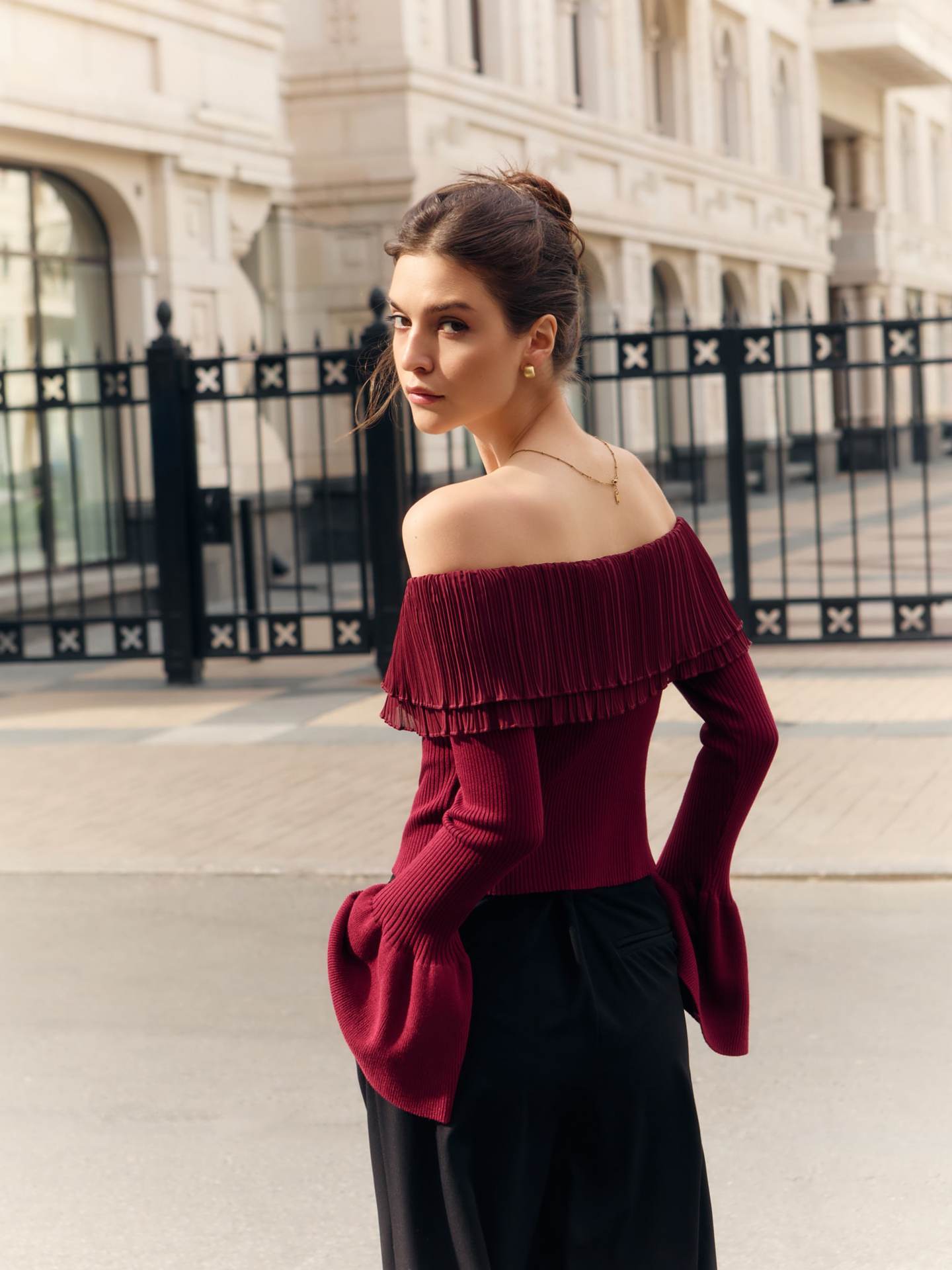 Women’s Off-Shoulder Clinched Splicing Knitwear – Elegant Long-Sleeve Bell-Sleeve Sweater Top