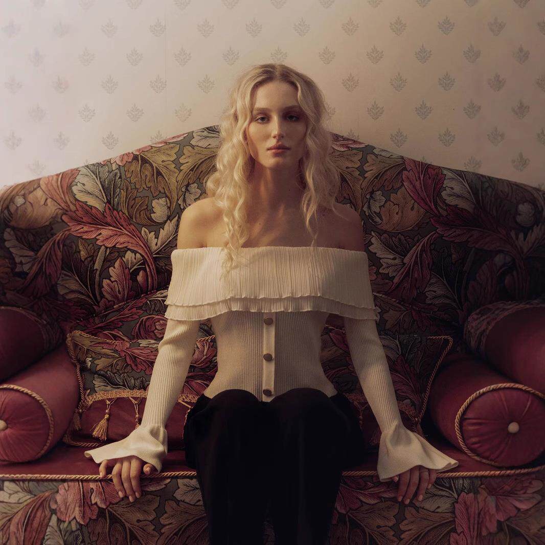 Women’s Off-Shoulder Clinched Splicing Knitwear – Elegant Long-Sleeve Bell-Sleeve Sweater Top