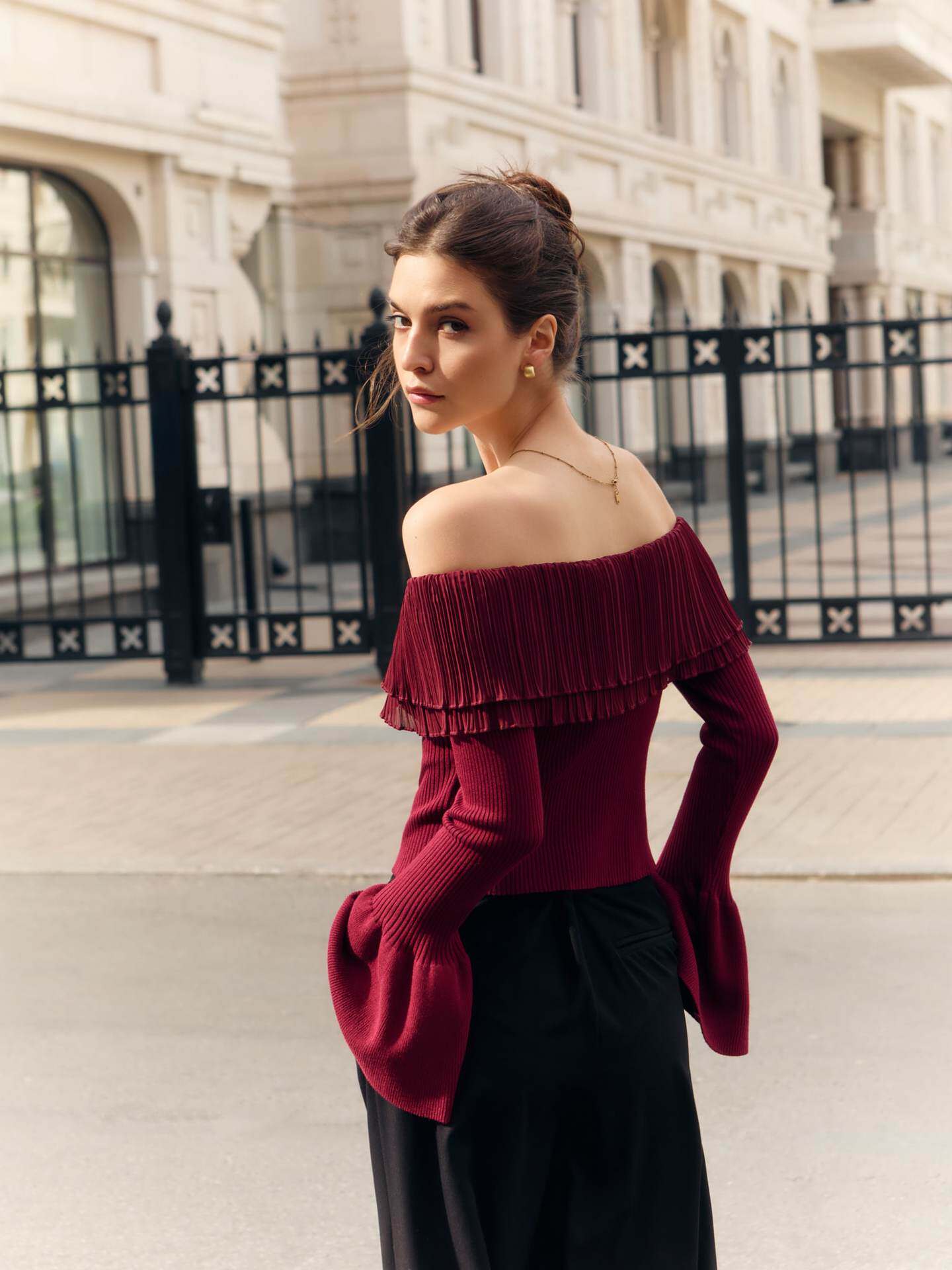 Women’s Off-Shoulder Clinched Splicing Knitwear – Elegant Long-Sleeve Bell-Sleeve Sweater Top