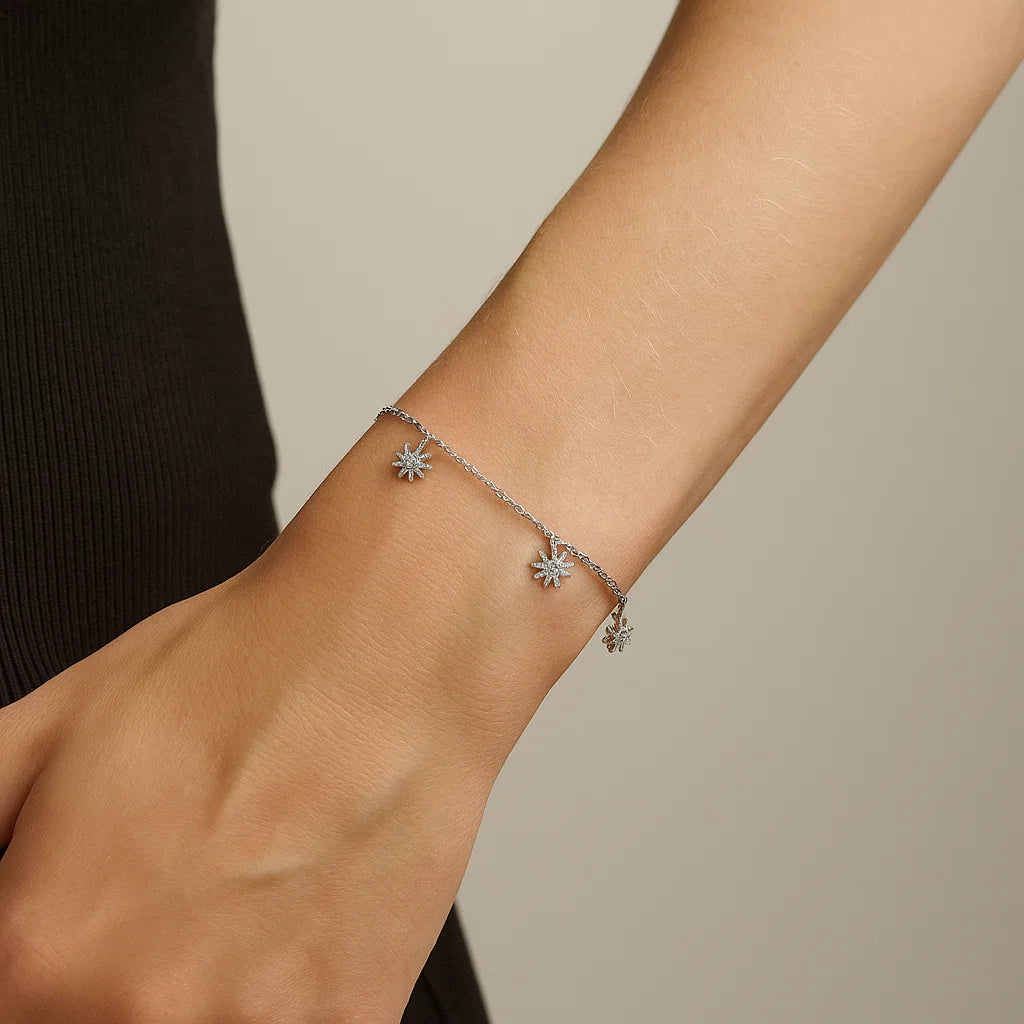 🌸✨ Silver Flower Bracelet – Timeless Elegance in Bloom