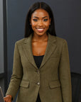 Damen-Blazer aus Tweed mit Fischgrätenmuster – Maßgeschneiderte Wolljacke (Zwielichtgrün, Langarm)