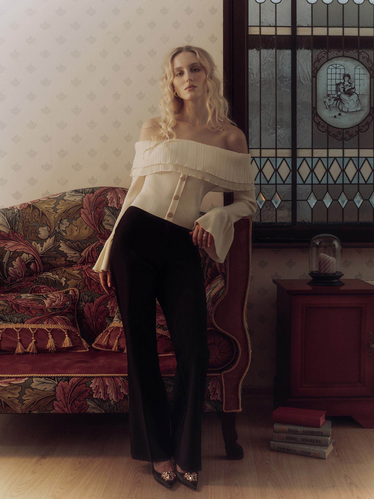 Women’s Off-Shoulder Clinched Splicing Knitwear – Elegant Long-Sleeve Bell-Sleeve Sweater Top