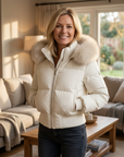 Women’s Waist-Cinching Down Jacket with Detachable Fur Collar – Short Puffer Coat with Warm Insulation, Flattering Fit & Stylish Winter Design